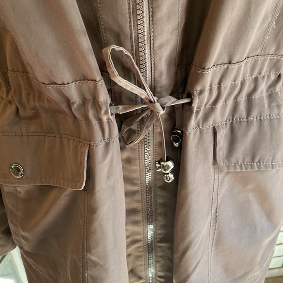 Liz Claiborne - Brown Rain Jacket, attached hood , zip front.  Size XL - Picture 2 of 4